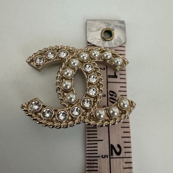 529 Chanel Pearl and Rhinestone Brooch - Picture 7 of 7